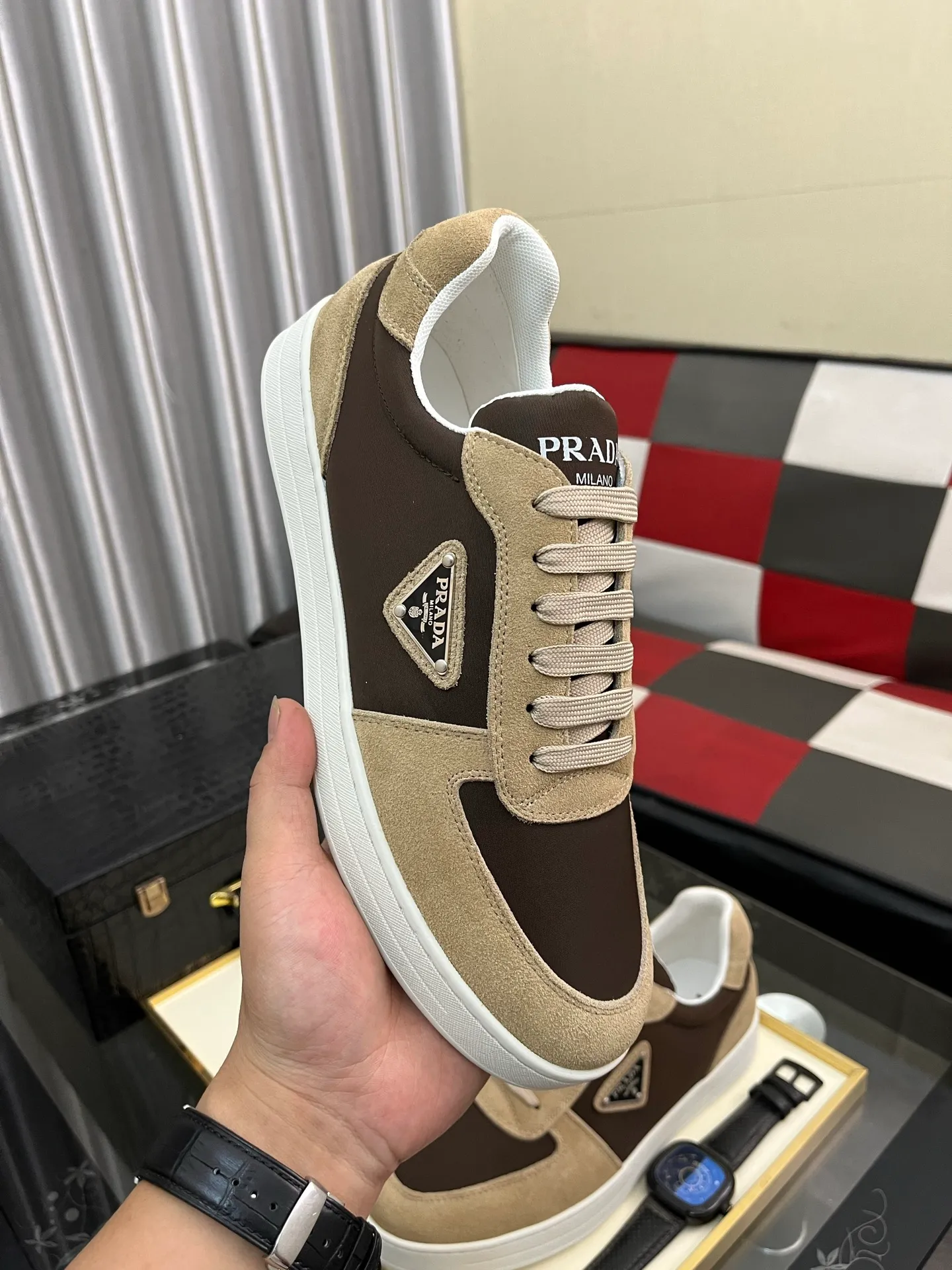 Men's shoes 💰440⌚️⌚️【PRADA】Prada ~ unique and casual style. New models from Prada official website are coming [Celebrate][Celebrate]🏃High-end brand casual shoes ➕Full set of packaging😍😍 Men's 2023 counters are on sale simultaneously, Italian imported brands select first-layer Italian cowhide. 🐑Sheepskin lining (refuses to discolor and rub feet) Sole: Original sole specially provided by the original factory 🎬Better in kind Size number: 38-444️⃣Colors available